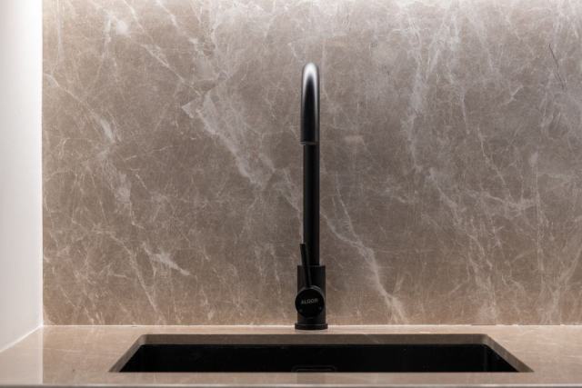 Déboucher une canalisation avec des gestes mécaniques et des solutions douces