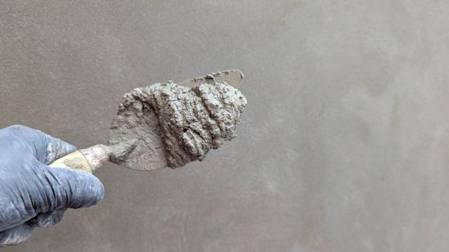 Mur abîmé : faut-il un enduit de lissage ou de rebouchage ?
