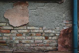Fissure en escalier sur une façade : lire le signe avant de réparer