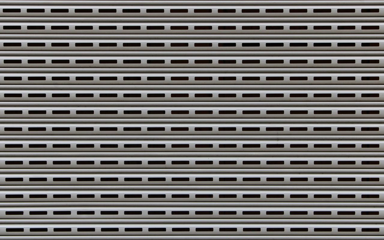 Isolation d'une porte de garage basculante : matériaux, joints et pose
